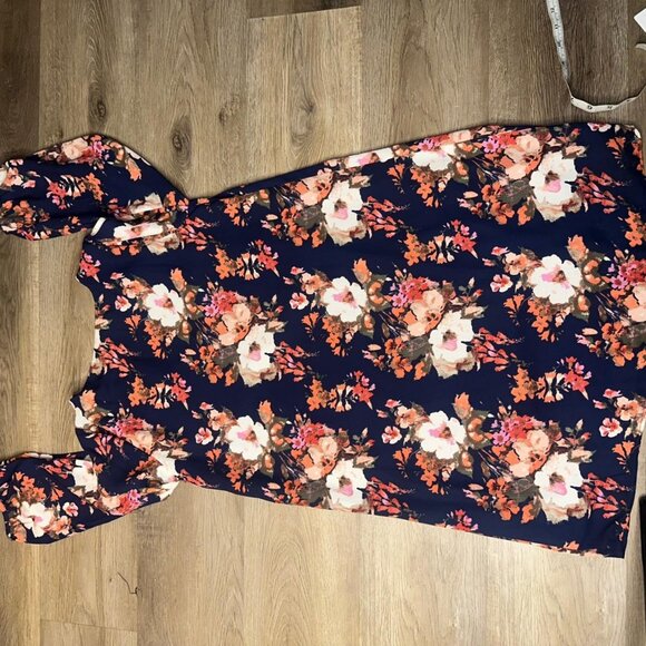 Dress V-Neck Cold Shoulder - Picture 4 of 8